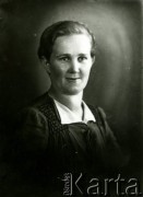 Druga połowa lat 30. do 1941, Kozienice, Polska.
Portret kobiety w bluzce z białym kołnierzykiem.
Zdjęcie wykonane w atelier fotograficznym żydowskiego fotografa Chaima Bernemana. Przed wojną zakład mieścił się w Kozienicach na rogu ulic Warszawskiej i Maciejowickiej, przed wybuchem wojny albo już w czasie niemieckiej okupacji  został przeniesiony na ulicę Lubelską 13. Cała kolekcja jest datowana na okres od drugiej połowy lat 30-tych do roku 1941, kiedy Chaim Berneman wraz z rodziną został zesłany do obozu pracy w Wolanowie. Berneman zmarł po ucieczce z obozu.
Fot. Chaim Berneman (Chaim Berman), zbiory Ośrodka KARTA