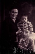 Druga połowa lat 30. do 1941, Kozienice, Polska.
Portret młodej kobiety z dzieckiem.
Zdjęcie wykonane w atelier fotograficznym żydowskiego fotografa Chaima Bernemana. Przed wojną zakład mieścił się w Kozienicach na rogu ulic Warszawskiej i Maciejowickiej, przed wybuchem wojny albo już w czasie niemieckiej okupacji  został przeniesiony na ulicę Lubelską 13. Cała kolekcja jest datowana na okres od drugiej połowy lat 30-tych do roku 1941, kiedy Chaim Berneman wraz z rodziną został zesłany do obozu pracy w Wolanowie. Berneman zmarł po ucieczce z obozu.
Fot. Chaim Berneman (Chaim Berman), zbiory Ośrodka KARTA