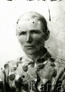 Druga połowa lat 30. do 1941, Kozienice, Polska.
Portret kobiety we wzorzystej bluzce.
Zdjęcie wykonane w atelier fotograficznym żydowskiego fotografa Chaima Bernemana. Przed wojną zakład mieścił się w Kozienicach na rogu ulic Warszawskiej i Maciejowickiej, przed wybuchem wojny albo już w czasie niemieckiej okupacji  został przeniesiony na ulicę Lubelską 13. Cała kolekcja jest datowana na okres od drugiej połowy lat 30-tych do roku 1941, kiedy Chaim Berneman wraz z rodziną został zesłany do obozu pracy w Wolanowie. Berneman zmarł po ucieczce z obozu.
Fot. Chaim Berneman (Chaim Berman), zbiory Ośrodka KARTA