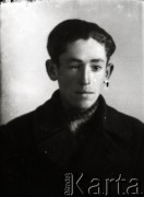 1939-1941, Kozienice, Polska.
Portret chłopca.
Zdjęcie wykonane w atelier fotograficznym żydowskiego fotografa Chaima Bernemana. Przed wojną zakład mieścił się w Kozienicach na rogu ulic Warszawskiej i Maciejowickiej, przed wybuchem wojny albo już w czasie niemieckiej okupacji  został przeniesiony na ulicę Lubelską 13. Cała kolekcja jest datowana na okres od drugiej połowy lat 30-tych do roku 1941, kiedy Chaim Berneman wraz z rodziną został zesłany do obozu pracy w Wolanowie. Berneman zmarł po ucieczce z obozu.
Fot. Chaim Berneman (Chaim Berman), zbiory Ośrodka KARTA