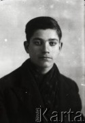 1939-1941, Kozienice, Polska.
Portret chłopca.
Zdjęcie wykonane w atelier fotograficznym żydowskiego fotografa Chaima Bernemana. Przed wojną zakład mieścił się w Kozienicach na rogu ulic Warszawskiej i Maciejowickiej, przed wybuchem wojny albo już w czasie niemieckiej okupacji  został przeniesiony na ulicę Lubelską 13. Cała kolekcja jest datowana na okres od drugiej połowy lat 30-tych do roku 1941, kiedy Chaim Berneman wraz z rodziną został zesłany do obozu pracy w Wolanowie. Berneman zmarł po ucieczce z obozu.
Fot. Chaim Berneman (Chaim Berman), zbiory Ośrodka KARTA