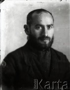 1939-1941, Kozienice, Polska.
Portret mężczyzny.
Zdjęcie wykonane w atelier fotograficznym żydowskiego fotografa Chaima Bernemana. Przed wojną zakład mieścił się w Kozienicach na rogu ulic Warszawskiej i Maciejowickiej, przed wybuchem wojny albo już w czasie niemieckiej okupacji  został przeniesiony na ulicę Lubelską 13. Cała kolekcja jest datowana na okres od drugiej połowy lat 30-tych do roku 1941, kiedy Chaim Berneman wraz z rodziną został zesłany do obozu pracy w Wolanowie. Berneman zmarł po ucieczce z obozu.
Fot. Chaim Berneman (Chaim Berman), zbiory Ośrodka KARTA