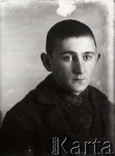 1939-1941, Kozienice, Polska.
Portret chłopca.
Zdjęcie wykonane w atelier fotograficznym żydowskiego fotografa Chaima Bernemana. Przed wojną zakład mieścił się w Kozienicach na rogu ulic Warszawskiej i Maciejowickiej, przed wybuchem wojny albo już w czasie niemieckiej okupacji  został przeniesiony na ulicę Lubelską 13. Cała kolekcja jest datowana na okres od drugiej połowy lat 30-tych do roku 1941, kiedy Chaim Berneman wraz z rodziną został zesłany do obozu pracy w Wolanowie. Berneman zmarł po ucieczce z obozu.
Fot. Chaim Berneman (Chaim Berman), zbiory Ośrodka KARTA