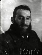 1939-1941, Kozienice, Polska.
Michał Lenga, cholewkarz. 
Zdjęcie wykonane w atelier fotograficznym żydowskiego fotografa Chaima Bernemana. Przed wojną zakład mieścił się w Kozienicach na rogu ulic Warszawskiej i Maciejowickiej, przed wybuchem wojny albo już w czasie niemieckiej okupacji  został przeniesiony na ulicę Lubelską 13. Cała kolekcja jest datowana na okres od drugiej połowy lat 30-tych do roku 1941, kiedy Chaim Berneman wraz z rodziną został zesłany do obozu pracy w Wolanowie. Berneman zmarł po ucieczce z obozu.
Fot. Chaim Berneman (Chaim Berman), zbiory Ośrodka KARTA