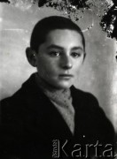 1939-1941, Kozienice, Polska.
Portret chłopca.
Zdjęcie wykonane w atelier fotograficznym żydowskiego fotografa Chaima Bernemana. Przed wojną zakład mieścił się w Kozienicach na rogu ulic Warszawskiej i Maciejowickiej, przed wybuchem wojny albo już w czasie niemieckiej okupacji  został przeniesiony na ulicę Lubelską 13. Cała kolekcja jest datowana na okres od drugiej połowy lat 30-tych do roku 1941, kiedy Chaim Berneman wraz z rodziną został zesłany do obozu pracy w Wolanowie. Berneman zmarł po ucieczce z obozu.
Fot. Chaim Berneman (Chaim Berman), zbiory Ośrodka KARTA