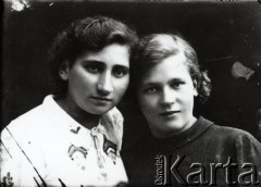 Druga połowa lat 30. do 1941, Kozienice, Polska.
Portret dwóch młodych kobiet.
Zdjęcie wykonane w atelier fotograficznym żydowskiego fotografa Chaima Bernemana. Przed wojną zakład mieścił się w Kozienicach na rogu ulic Warszawskiej i Maciejowickiej, przed wybuchem wojny albo już w czasie niemieckiej okupacji  został przeniesiony na ulicę Lubelską 13. Cała kolekcja jest datowana na okres od drugiej połowy lat 30-tych do roku 1941, kiedy Chaim Berneman wraz z rodziną został zesłany do obozu pracy w Wolanowie. Berneman zmarł po ucieczce z obozu.
Fot. Chaim Berneman (Chaim Berman), zbiory Ośrodka KARTA