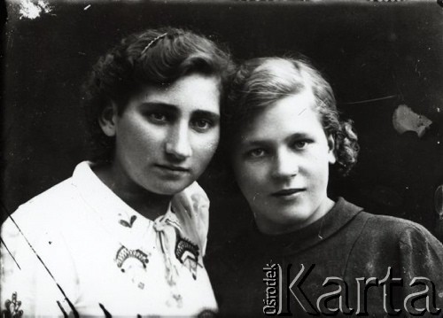 Druga połowa lat 30. do 1941, Kozienice, Polska.
Portret dwóch młodych kobiet.
Zdjęcie wykonane w atelier fotograficznym żydowskiego fotografa Chaima Bernemana. Przed wojną zakład mieścił się w Kozienicach na rogu ulic Warszawskiej i Maciejowickiej, przed wybuchem wojny albo już w czasie niemieckiej okupacji  został przeniesiony na ulicę Lubelską 13. Cała kolekcja jest datowana na okres od drugiej połowy lat 30-tych do roku 1941, kiedy Chaim Berneman wraz z rodziną został zesłany do obozu pracy w Wolanowie. Berneman zmarł po ucieczce z obozu.
Fot. Chaim Berneman (Chaim Berman), zbiory Ośrodka KARTA