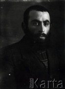 1939-1941, Kozienice, Polska.
Portret mężczyzny.
Zdjęcie wykonane w atelier fotograficznym żydowskiego fotografa Chaima Bernemana. Przed wojną zakład mieścił się w Kozienicach na rogu ulic Warszawskiej i Maciejowickiej, przed wybuchem wojny albo już w czasie niemieckiej okupacji  został przeniesiony na ulicę Lubelską 13. Cała kolekcja jest datowana na okres od drugiej połowy lat 30-tych do roku 1941, kiedy Chaim Berneman wraz z rodziną został zesłany do obozu pracy w Wolanowie. Berneman zmarł po ucieczce z obozu.
Fot. Chaim Berneman (Chaim Berman), zbiory Ośrodka KARTA