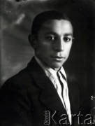 1939-1941, Kozienice, Polska.
Portret chłopaka.
Zdjęcie wykonane w atelier fotograficznym żydowskiego fotografa Chaima Bernemana. Przed wojną zakład mieścił się w Kozienicach na rogu ulic Warszawskiej i Maciejowickiej, przed wybuchem wojny albo już w czasie niemieckiej okupacji  został przeniesiony na ulicę Lubelską 13. Cała kolekcja jest datowana na okres od drugiej połowy lat 30-tych do roku 1941, kiedy Chaim Berneman wraz z rodziną został zesłany do obozu pracy w Wolanowie. Berneman zmarł po ucieczce z obozu.
Fot. Chaim Berneman (Chaim Berman), zbiory Ośrodka KARTA
