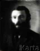1939-1941, Kozienice, Polska.
Portret mężczyzny.
Zdjęcie wykonane w atelier fotograficznym żydowskiego fotografa Chaima Bernemana. Przed wojną zakład mieścił się w Kozienicach na rogu ulic Warszawskiej i Maciejowickiej, przed wybuchem wojny albo już w czasie niemieckiej okupacji  został przeniesiony na ulicę Lubelską 13. Cała kolekcja jest datowana na okres od drugiej połowy lat 30-tych do roku 1941, kiedy Chaim Berneman wraz z rodziną został zesłany do obozu pracy w Wolanowie. Berneman zmarł po ucieczce z obozu.
Fot. Chaim Berneman (Chaim Berman), zbiory Ośrodka KARTA