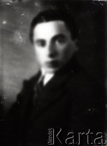 1939-1941, Kozienice, Polska.
Portret chłopca.
Zdjęcie wykonane w atelier fotograficznym żydowskiego fotografa Chaima Bernemana. Przed wojną zakład mieścił się w Kozienicach na rogu ulic Warszawskiej i Maciejowickiej, przed wybuchem wojny albo już w czasie niemieckiej okupacji  został przeniesiony na ulicę Lubelską 13. Cała kolekcja jest datowana na okres od drugiej połowy lat 30-tych do roku 1941, kiedy Chaim Berneman wraz z rodziną został zesłany do obozu pracy w Wolanowie. Berneman zmarł po ucieczce z obozu.
Fot. Chaim Berneman (Chaim Berman), zbiory Ośrodka KARTA