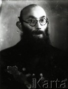 1939-1941, Kozienice, Polska.
Portret mężczyzny.
Zdjęcie wykonane w atelier fotograficznym żydowskiego fotografa Chaima Bernemana. Przed wojną zakład mieścił się w Kozienicach na rogu ulic Warszawskiej i Maciejowickiej, przed wybuchem wojny albo już w czasie niemieckiej okupacji  został przeniesiony na ulicę Lubelską 13. Cała kolekcja jest datowana na okres od drugiej połowy lat 30-tych do roku 1941, kiedy Chaim Berneman wraz z rodziną został zesłany do obozu pracy w Wolanowie. Berneman zmarł po ucieczce z obozu.
Fot. Chaim Berneman (Chaim Berman), zbiory Ośrodka KARTA