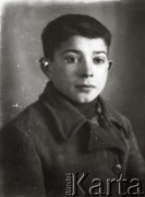 1939-1941, Kozienice, Polska.
Portret chłopca.
Zdjęcie wykonane w atelier fotograficznym żydowskiego fotografa Chaima Bernemana. Przed wojną zakład mieścił się w Kozienicach na rogu ulic Warszawskiej i Maciejowickiej, przed wybuchem wojny albo już w czasie niemieckiej okupacji  został przeniesiony na ulicę Lubelską 13. Cała kolekcja jest datowana na okres od drugiej połowy lat 30-tych do roku 1941, kiedy Chaim Berneman wraz z rodziną został zesłany do obozu pracy w Wolanowie. Berneman zmarł po ucieczce z obozu.
Fot. Chaim Berneman (Chaim Berman), zbiory Ośrodka KARTA