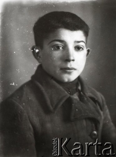 1939-1941, Kozienice, Polska.
Portret chłopca.
Zdjęcie wykonane w atelier fotograficznym żydowskiego fotografa Chaima Bernemana. Przed wojną zakład mieścił się w Kozienicach na rogu ulic Warszawskiej i Maciejowickiej, przed wybuchem wojny albo już w czasie niemieckiej okupacji  został przeniesiony na ulicę Lubelską 13. Cała kolekcja jest datowana na okres od drugiej połowy lat 30-tych do roku 1941, kiedy Chaim Berneman wraz z rodziną został zesłany do obozu pracy w Wolanowie. Berneman zmarł po ucieczce z obozu.
Fot. Chaim Berneman (Chaim Berman), zbiory Ośrodka KARTA