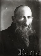 1939-1941, Kozienice, Polska.
Portret mężczyzny.
Zdjęcie wykonane w atelier fotograficznym żydowskiego fotografa Chaima Bernemana. Przed wojną zakład mieścił się w Kozienicach na rogu ulic Warszawskiej i Maciejowickiej, przed wybuchem wojny albo już w czasie niemieckiej okupacji  został przeniesiony na ulicę Lubelską 13. Cała kolekcja jest datowana na okres od drugiej połowy lat 30-tych do roku 1941, kiedy Chaim Berneman wraz z rodziną został zesłany do obozu pracy w Wolanowie. Berneman zmarł po ucieczce z obozu.
Fot. Chaim Berneman (Chaim Berman), zbiory Ośrodka KARTA