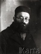 1939-1941, Kozienice, Polska.
Portret mężczyzny.
Zdjęcie wykonane w atelier fotograficznym żydowskiego fotografa Chaima Bernemana. Przed wojną zakład mieścił się w Kozienicach na rogu ulic Warszawskiej i Maciejowickiej, przed wybuchem wojny albo już w czasie niemieckiej okupacji  został przeniesiony na ulicę Lubelską 13. Cała kolekcja jest datowana na okres od drugiej połowy lat 30-tych do roku 1941, kiedy Chaim Berneman wraz z rodziną został zesłany do obozu pracy w Wolanowie. Berneman zmarł po ucieczce z obozu.
Fot. Chaim Berneman (Chaim Berman), zbiory Ośrodka KARTA