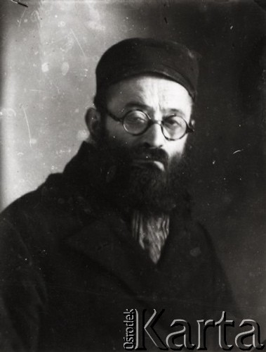 1939-1941, Kozienice, Polska.
Portret mężczyzny.
Zdjęcie wykonane w atelier fotograficznym żydowskiego fotografa Chaima Bernemana. Przed wojną zakład mieścił się w Kozienicach na rogu ulic Warszawskiej i Maciejowickiej, przed wybuchem wojny albo już w czasie niemieckiej okupacji  został przeniesiony na ulicę Lubelską 13. Cała kolekcja jest datowana na okres od drugiej połowy lat 30-tych do roku 1941, kiedy Chaim Berneman wraz z rodziną został zesłany do obozu pracy w Wolanowie. Berneman zmarł po ucieczce z obozu.
Fot. Chaim Berneman (Chaim Berman), zbiory Ośrodka KARTA