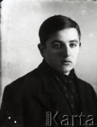 1939-1941, Kozienice, Polska.
Portret chłopca.
Zdjęcie wykonane w atelier fotograficznym żydowskiego fotografa Chaima Bernemana. Przed wojną zakład mieścił się w Kozienicach na rogu ulic Warszawskiej i Maciejowickiej, przed wybuchem wojny albo już w czasie niemieckiej okupacji  został przeniesiony na ulicę Lubelską 13. Cała kolekcja jest datowana na okres od drugiej połowy lat 30-tych do roku 1941, kiedy Chaim Berneman wraz z rodziną został zesłany do obozu pracy w Wolanowie. Berneman zmarł po ucieczce z obozu.
Fot. Chaim Berneman (Chaim Berman), zbiory Ośrodka KARTA