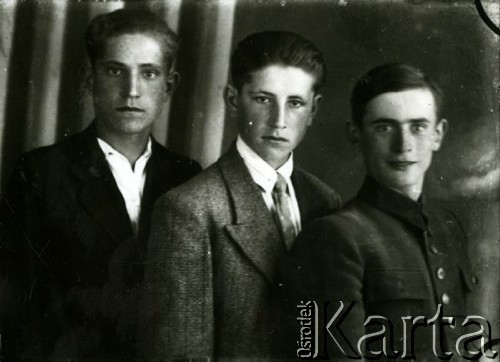1939-1941, Kozienice, Polska.
Portret trzech chłopców.
Zdjęcie wykonane w atelier fotograficznym żydowskiego fotografa Chaima Bernemana. Przed wojną zakład mieścił się w Kozienicach na rogu ulic Warszawskiej i Maciejowickiej, przed wybuchem wojny albo już w czasie niemieckiej okupacji  został przeniesiony na ulicę Lubelską 13. Cała kolekcja jest datowana na okres od drugiej połowy lat 30-tych do roku 1941, kiedy Chaim Berneman wraz z rodziną został zesłany do obozu pracy w Wolanowie. Berneman zmarł po ucieczce z obozu.
Fot. Chaim Berneman (Chaim Berman), zbiory Ośrodka KARTA