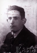 1939-1941, Kozienice, Polska.
Portret mężczyzny.
Zdjęcie wykonane w atelier fotograficznym żydowskiego fotografa Chaima Bernemana. Przed wojną zakład mieścił się w Kozienicach na rogu ulic Warszawskiej i Maciejowickiej, przed wybuchem wojny albo już w czasie niemieckiej okupacji  został przeniesiony na ulicę Lubelską 13. Cała kolekcja jest datowana na okres od drugiej połowy lat 30-tych do roku 1941, kiedy Chaim Berneman wraz z rodziną został zesłany do obozu pracy w Wolanowie. Berneman zmarł po ucieczce z obozu.
Fot. Chaim Berneman (Chaim Berman), zbiory Ośrodka KARTA