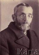1939-1941, Kozienice, Polska.
Portret mężczyzny.
Zdjęcie wykonane w atelier fotograficznym żydowskiego fotografa Chaima Bernemana. Przed wojną zakład mieścił się w Kozienicach na rogu ulic Warszawskiej i Maciejowickiej, przed wybuchem wojny albo już w czasie niemieckiej okupacji  został przeniesiony na ulicę Lubelską 13. Cała kolekcja jest datowana na okres od drugiej połowy lat 30-tych do roku 1941, kiedy Chaim Berneman wraz z rodziną został zesłany do obozu pracy w Wolanowie. Berneman zmarł po ucieczce z obozu.
Fot. Chaim Berneman (Chaim Berman), zbiory Ośrodka KARTA