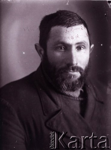 1939-1941, Kozienice, Polska.
Portret mężczyzny.
Zdjęcie wykonane w atelier fotograficznym żydowskiego fotografa Chaima Bernemana. Przed wojną zakład mieścił się w Kozienicach na rogu ulic Warszawskiej i Maciejowickiej, przed wybuchem wojny albo już w czasie niemieckiej okupacji  został przeniesiony na ulicę Lubelską 13. Cała kolekcja jest datowana na okres od drugiej połowy lat 30-tych do roku 1941, kiedy Chaim Berneman wraz z rodziną został zesłany do obozu pracy w Wolanowie. Berneman zmarł po ucieczce z obozu.
Fot. Chaim Berneman (Chaim Berman), zbiory Ośrodka KARTA