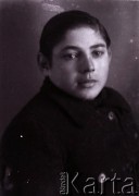 1939-1941, Kozienice, Polska.
Portret chłopca.
Zdjęcie wykonane w atelier fotograficznym żydowskiego fotografa Chaima Bernemana. Przed wojną zakład mieścił się w Kozienicach na rogu ulic Warszawskiej i Maciejowickiej, przed wybuchem wojny albo już w czasie niemieckiej okupacji  został przeniesiony na ulicę Lubelską 13. Cała kolekcja jest datowana na okres od drugiej połowy lat 30-tych do roku 1941, kiedy Chaim Berneman wraz z rodziną został zesłany do obozu pracy w Wolanowie. Berneman zmarł po ucieczce z obozu.
Fot. Chaim Berneman (Chaim Berman), zbiory Ośrodka KARTA