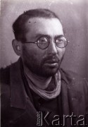1939-1941, Kozienice, Polska.
Portret mężczyzny.
Zdjęcie wykonane w atelier fotograficznym żydowskiego fotografa Chaima Bernemana. Przed wojną zakład mieścił się w Kozienicach na rogu ulic Warszawskiej i Maciejowickiej, przed wybuchem wojny albo już w czasie niemieckiej okupacji  został przeniesiony na ulicę Lubelską 13. Cała kolekcja jest datowana na okres od drugiej połowy lat 30-tych do roku 1941, kiedy Chaim Berneman wraz z rodziną został zesłany do obozu pracy w Wolanowie. Berneman zmarł po ucieczce z obozu.
Fot. Chaim Berneman (Chaim Berman), zbiory Ośrodka KARTA