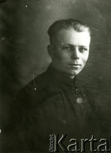 Druga połowa lat 30. do 1941, Kozienice, Polska.
Portret młodego mężczyzny w ciemnym ubraniu.
Zdjęcie wykonane w atelier fotograficznym żydowskiego fotografa Chaima Bernemana. Przed wojną zakład mieścił się w Kozienicach na rogu ulic Warszawskiej i Maciejowickiej, przed wybuchem wojny albo już w czasie niemieckiej okupacji  został przeniesiony na ulicę Lubelską 13. Cała kolekcja jest datowana na okres od drugiej połowy lat 30-tych do roku 1941, kiedy Chaim Berneman wraz z rodziną został zesłany do obozu pracy w Wolanowie. Berneman zmarł po ucieczce z obozu.
Fot. Chaim Berneman (Chaim Berman), zbiory Ośrodka KARTA