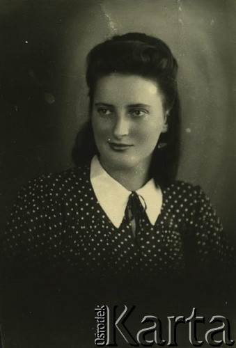 Druga połowa lat 30. do 1941, Kozienice, Polska.
Renia Rozenbaum, portret.
Zdjęcie wykonane w atelier fotograficznym żydowskiego fotografa Chaima Bernemana. Przed wojną zakład mieścił się w Kozienicach na rogu ulic Warszawskiej i Maciejowickiej, przed wybuchem wojny albo już w czasie niemieckiej okupacji  został przeniesiony na ulicę Lubelską 13. Cała kolekcja jest datowana na okres od drugiej połowy lat 30-tych do roku 1941, kiedy Chaim Berneman wraz z rodziną został zesłany do obozu pracy w Wolanowie. Berneman zmarł po ucieczce z obozu.
Fot. Chaim Berneman (Chaim Berman), zbiory Ośrodka KARTA