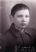 1939-1941, Kozienice, Polska.
Portret dziewczynki w płaszczu.
Zdjęcie wykonane w atelier fotograficznym żydowskiego fotografa Chaima Bernemana. Przed wojną zakład mieścił się w Kozienicach na rogu ulic Warszawskiej i Maciejowickiej, przed wybuchem wojny albo już w czasie niemieckiej okupacji  został przeniesiony na ulicę Lubelską 13. Cała kolekcja jest datowana na okres od drugiej połowy lat 30-tych do roku 1941, kiedy Chaim Berneman wraz z rodziną został zesłany do obozu pracy w Wolanowie. Berneman zmarł po ucieczce z obozu.
Fot. Chaim Berneman (Chaim Berman), zbiory Ośrodka KARTA