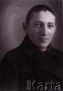 1939-1941, Kozienice, Polska.
Portret chłopca.
Zdjęcie wykonane w atelier fotograficznym żydowskiego fotografa Chaima Bernemana. Przed wojną zakład mieścił się w Kozienicach na rogu ulic Warszawskiej i Maciejowickiej, przed wybuchem wojny albo już w czasie niemieckiej okupacji  został przeniesiony na ulicę Lubelską 13. Cała kolekcja jest datowana na okres od drugiej połowy lat 30-tych do roku 1941, kiedy Chaim Berneman wraz z rodziną został zesłany do obozu pracy w Wolanowie. Berneman zmarł po ucieczce z obozu.
Fot. Chaim Berneman (Chaim Berman), zbiory Ośrodka KARTA