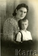 Druga połowa lat 30. do 1941, Kozienice, Polska.
Młoda kobieta i chłopiec.
Zdjęcie wykonane w atelier fotograficznym żydowskiego fotografa Chaima Bernemana. Przed wojną zakład mieścił się w Kozienicach na rogu ulic Warszawskiej i Maciejowickiej, przed wybuchem wojny albo już w czasie niemieckiej okupacji  został przeniesiony na ulicę Lubelską 13. Cała kolekcja jest datowana na okres od drugiej połowy lat 30-tych do roku 1941, kiedy Chaim Berneman wraz z rodziną został zesłany do obozu pracy w Wolanowie. Berneman zmarł po ucieczce z obozu.
Fot. Chaim Berneman (Chaim Berman), zbiory Ośrodka KARTA