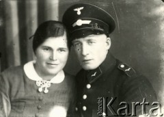 1939-1941, Kozienice, Polska.
Niemiecki żołnierz w mundurze oraz młoda kobieta.
Zdjęcie wykonane w atelier fotograficznym żydowskiego fotografa Chaima Bernemana. Przed wojną zakład mieścił się w Kozienicach na rogu ulic Warszawskiej i Maciejowickiej, przed wybuchem wojny albo już w czasie niemieckiej okupacji  został przeniesiony na ulicę Lubelską 13. Cała kolekcja jest datowana na okres od drugiej połowy lat 30-tych do roku 1941, kiedy Chaim Berneman wraz z rodziną został zesłany do obozu pracy w Wolanowie. Berneman zmarł po ucieczce z obozu.
Fot. Chaim Berneman (Chaim Berman), zbiory Ośrodka KARTA