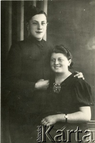 1939-1941, Kozienice, Polska.
Chłopak w mundurze oraz młoda kobieta.
Zdjęcie wykonane w atelier fotograficznym żydowskiego fotografa Chaima Bernemana. Przed wojną zakład mieścił się w Kozienicach na rogu ulic Warszawskiej i Maciejowickiej, przed wybuchem wojny albo już w czasie niemieckiej okupacji  został przeniesiony na ulicę Lubelską 13. Cała kolekcja jest datowana na okres od drugiej połowy lat 30-tych do roku 1941, kiedy Chaim Berneman wraz z rodziną został zesłany do obozu pracy w Wolanowie. Berneman zmarł po ucieczce z obozu.
Fot. Chaim Berneman (Chaim Berman), zbiory Ośrodka KARTA