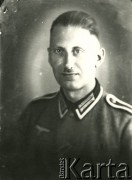 1939-1941, Kozienice, Polska.
Starszy podoficer Wehrmachtu, odznaczony Krzyżem Żelaznym i odznaką bojową piechoty. 
Zdjęcie wykonane w atelier fotograficznym żydowskiego fotografa Chaima Bernemana. Przed wojną zakład mieścił się w Kozienicach na rogu ulic Warszawskiej i Maciejowickiej, przed wybuchem wojny albo już w czasie niemieckiej okupacji  został przeniesiony na ulicę Lubelską 13. Cała kolekcja jest datowana na okres od drugiej połowy lat 30-tych do roku 1941, kiedy Chaim Berneman wraz z rodziną został zesłany do obozu pracy w Wolanowie. Berneman zmarł po ucieczce z obozu.
Fot. Chaim Berneman (Chaim Berman), zbiory Ośrodka KARTA