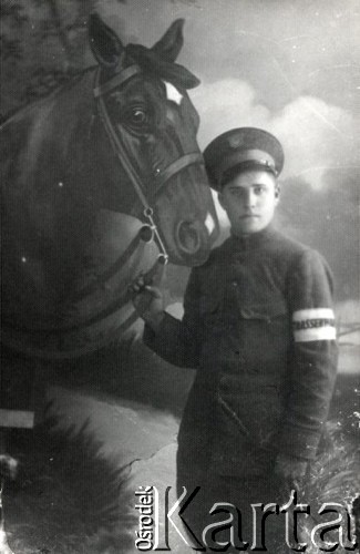 1939-1941, Kozienice, Polska.
Niemiec, członek jakiejś formacji o charakterze pomocniczym.
Zdjęcie wykonane w atelier fotograficznym żydowskiego fotografa Chaima Bernemana. Przed wojną zakład mieścił się w Kozienicach na rogu ulic Warszawskiej i Maciejowickiej, przed wybuchem wojny albo już w czasie niemieckiej okupacji  został przeniesiony na ulicę Lubelską 13. Cała kolekcja jest datowana na okres od drugiej połowy lat 30-tych do roku 1941, kiedy Chaim Berneman wraz z rodziną został zesłany do obozu pracy w Wolanowie. Berneman zmarł po ucieczce z obozu.
Fot. Chaim Berneman (Chaim Berman), zbiory Ośrodka KARTA