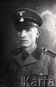 1939-1941, Kozienice, Polska.
Szeregowiec w mundurze wyjściowym, członek formacji SS Totenkopverbände (Pułki Trupich Czaszek). 
Zdjęcie wykonane w atelier fotograficznym żydowskiego fotografa Chaima Bernemana. Przed wojną zakład mieścił się w Kozienicach na rogu ulic Warszawskiej i Maciejowickiej, przed wybuchem wojny albo już w czasie niemieckiej okupacji  został przeniesiony na ulicę Lubelską 13. Cała kolekcja jest datowana na okres od drugiej połowy lat 30-tych do roku 1941, kiedy Chaim Berneman wraz z rodziną został zesłany do obozu pracy w Wolanowie. Berneman zmarł po ucieczce z obozu.
Fot. Chaim Berneman (Chaim Berman), zbiory Ośrodka KARTA