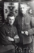 1939-1941, Kozienice, Polska.
Dwaj Niemcy, kandydaci na policjantów, w okresie szkolenia, tzw. Polizeianwärter.
Zdjęcie wykonane w atelier fotograficznym żydowskiego fotografa Chaima Bernemana. Przed wojną zakład mieścił się w Kozienicach na rogu ulic Warszawskiej i Maciejowickiej, przed wybuchem wojny albo już w czasie niemieckiej okupacji  został przeniesiony na ulicę Lubelską 13. Cała kolekcja jest datowana na okres od drugiej połowy lat 30-tych do roku 1941, kiedy Chaim Berneman wraz z rodziną został zesłany do obozu pracy w Wolanowie. Berneman zmarł po ucieczce z obozu.
Fot. Chaim Berneman (Chaim Berman), zbiory Ośrodka KARTA