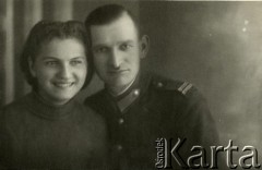 1939-1941, Kozienice, Polska.
Mężczyzna w mundurze oraz młoda kobieta.
Zdjęcie wykonane w atelier fotograficznym żydowskiego fotografa Chaima Bernemana. Przed wojną zakład mieścił się w Kozienicach na rogu ulic Warszawskiej i Maciejowickiej, przed wybuchem wojny albo już w czasie niemieckiej okupacji  został przeniesiony na ulicę Lubelską 13. Cała kolekcja jest datowana na okres od drugiej połowy lat 30-tych do roku 1941, kiedy Chaim Berneman wraz z rodziną został zesłany do obozu pracy w Wolanowie. Berneman zmarł po ucieczce z obozu.
Fot. Chaim Berneman (Chaim Berman), zbiory Ośrodka KARTA