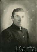 Druga połowa lat 30. do 1941, Kozienice, Polska.
Portret mężczyzny w kurtce.
Zdjęcie wykonane w atelier fotograficznym żydowskiego fotografa Chaima Bernemana. Przed wojną zakład mieścił się w Kozienicach na rogu ulic Warszawskiej i Maciejowickiej, przed wybuchem wojny albo już w czasie niemieckiej okupacji  został przeniesiony na ulicę Lubelską 13. Cała kolekcja jest datowana na okres od drugiej połowy lat 30-tych do roku 1941, kiedy Chaim Berneman wraz z rodziną został zesłany do obozu pracy w Wolanowie. Berneman zmarł po ucieczce z obozu.
Fot. Chaim Berneman (Chaim Berman), zbiory Ośrodka KARTA