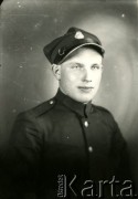 Druga połowa lat 30. do 1939, Kozienice, Polska.
Młody mężczyzna w mundurze.
Zdjęcie wykonane w atelier fotograficznym żydowskiego fotografa Chaima Bernemana. Przed wojną zakład mieścił się w Kozienicach na rogu ulic Warszawskiej i Maciejowickiej, przed wybuchem wojny albo już w czasie niemieckiej okupacji  został przeniesiony na ulicę Lubelską 13. Cała kolekcja jest datowana na okres od drugiej połowy lat 30-tych do roku 1941, kiedy Chaim Berneman wraz z rodziną został zesłany do obozu pracy w Wolanowie. Berneman zmarł po ucieczce z obozu.
Fot. Chaim Berneman (Chaim Berman), zbiory Ośrodka KARTA