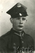 Druga połowa lat 30. do 1939, Kozienice, Polska.
Żołnierz Wojska Polskiego, portret w mundurze.
Zdjęcie wykonane w atelier fotograficznym żydowskiego fotografa Chaima Bernemana. Przed wojną zakład mieścił się w Kozienicach na rogu ulic Warszawskiej i Maciejowickiej, przed wybuchem wojny albo już w czasie niemieckiej okupacji  został przeniesiony na ulicę Lubelską 13. Cała kolekcja jest datowana na okres od drugiej połowy lat 30-tych do roku 1941, kiedy Chaim Berneman wraz z rodziną został zesłany do obozu pracy w Wolanowie. Berneman zmarł po ucieczce z obozu.
Fot. Chaim Berneman (Chaim Berman), zbiory Ośrodka KARTA