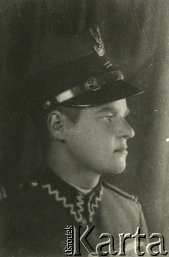 Druga połowa lat 30. do 1939, Kozienice, Polska.
Żołnierz Wojska Polskiego, portret w mundurze.
Zdjęcie wykonane w atelier fotograficznym żydowskiego fotografa Chaima Bernemana. Przed wojną zakład mieścił się w Kozienicach na rogu ulic Warszawskiej i Maciejowickiej, przed wybuchem wojny albo już w czasie niemieckiej okupacji  został przeniesiony na ulicę Lubelską 13. Cała kolekcja jest datowana na okres od drugiej połowy lat 30-tych do roku 1941, kiedy Chaim Berneman wraz z rodziną został zesłany do obozu pracy w Wolanowie. Berneman zmarł po ucieczce z obozu.
Fot. Chaim Berneman (Chaim Berman), zbiory Ośrodka KARTA