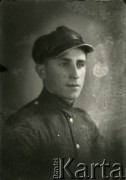 Druga połowa lat 30. do 1939, Kozienice, Polska.
Portret młodego mężczyzny.
Zdjęcie wykonane w atelier fotograficznym żydowskiego fotografa Chaima Bernemana. Przed wojną zakład mieścił się w Kozienicach na rogu ulic Warszawskiej i Maciejowickiej, przed wybuchem wojny albo już w czasie niemieckiej okupacji  został przeniesiony na ulicę Lubelską 13. Cała kolekcja jest datowana na okres od drugiej połowy lat 30-tych do roku 1941, kiedy Chaim Berneman wraz z rodziną został zesłany do obozu pracy w Wolanowie. Berneman zmarł po ucieczce z obozu.
Fot. Chaim Berneman (Chaim Berman), zbiory Ośrodka KARTA