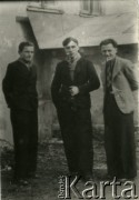 Druga połowa lat 30. do 1939, Kozienice, Polska.
Trzej chłopcy na tle budynku, dwaj palą papierosy.
Zdjęcie wykonane w atelier fotograficznym żydowskiego fotografa Chaima Bernemana. Przed wojną zakład mieścił się w Kozienicach na rogu ulic Warszawskiej i Maciejowickiej, przed wybuchem wojny albo już w czasie niemieckiej okupacji  został przeniesiony na ulicę Lubelską 13. Cała kolekcja jest datowana na okres od drugiej połowy lat 30-tych do roku 1941, kiedy Chaim Berneman wraz z rodziną został zesłany do obozu pracy w Wolanowie. Berneman zmarł po ucieczce z obozu.
Fot. Chaim Berneman (Chaim Berman), zbiory Ośrodka KARTA