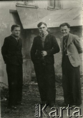 Druga połowa lat 30. do 1939, Kozienice, Polska.
Trzej chłopcy na tle budynku, dwaj palą papierosy.
Zdjęcie wykonane w atelier fotograficznym żydowskiego fotografa Chaima Bernemana. Przed wojną zakład mieścił się w Kozienicach na rogu ulic Warszawskiej i Maciejowickiej, przed wybuchem wojny albo już w czasie niemieckiej okupacji  został przeniesiony na ulicę Lubelską 13. Cała kolekcja jest datowana na okres od drugiej połowy lat 30-tych do roku 1941, kiedy Chaim Berneman wraz z rodziną został zesłany do obozu pracy w Wolanowie. Berneman zmarł po ucieczce z obozu.
Fot. Chaim Berneman (Chaim Berman), zbiory Ośrodka KARTA
