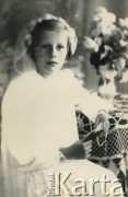 Druga połowa lat 30. do 1939, Kozienice, Polska.
Pamiątka Pierwszej Komunii Świętej - portret dziewczynki w białej sukience.
Zdjęcie wykonane w atelier fotograficznym żydowskiego fotografa Chaima Bernemana. Przed wojną zakład mieścił się w Kozienicach na rogu ulic Warszawskiej i Maciejowickiej, tuż przed wybuchem wojny albo już w czasie niemieckiej okupacji  został przeniesiony na ulicę Lubelską 13. Cała kolekcja jest datowana na okres od drugiej połowy lat 30-tych do roku 1941, kiedy Chaim Berneman wraz z rodziną został zesłany do obozu pracy w Wolanowie. Berneman zmarł po ucieczce z obozu.
Fot. Chaim Berneman (Chaim Berman), zbiory Ośrodka KARTA