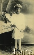 Druga połowa lat 30. do 1939, Kozienice, Polska.
Pamiątka Pierwszej Komunii Świętej - portret dziewczynki w białej sukience.
Zdjęcie wykonane w atelier fotograficznym żydowskiego fotografa Chaima Bernemana. Przed wojną zakład mieścił się w Kozienicach na rogu ulic Warszawskiej i Maciejowickiej, tuż przed wybuchem wojny albo już w czasie niemieckiej okupacji  został przeniesiony na ulicę Lubelską 13. Cała kolekcja jest datowana na okres od drugiej połowy lat 30-tych do roku 1941, kiedy Chaim Berneman wraz z rodziną został zesłany do obozu pracy w Wolanowie. Berneman zmarł po ucieczce z obozu.
Fot. Chaim Berneman (Chaim Berman), zbiory Ośrodka KARTA