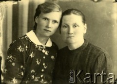 Druga połowa lat 30. do 1941, Kozienice, Polska.
Portret dwóch kobiet, prawdopodobnie matki z córką.
Zdjęcie wykonane w atelier fotograficznym żydowskiego fotografa Chaima Bernemana. Przed wojną zakład mieścił się w Kozienicach na rogu ulic Warszawskiej i Maciejowickiej, przed wybuchem wojny albo już w czasie niemieckiej okupacji  został przeniesiony na ulicę Lubelską 13. Cała kolekcja jest datowana na okres od drugiej połowy lat 30-tych do roku 1941, kiedy Chaim Berneman wraz z rodziną został zesłany do obozu pracy w Wolanowie. Berneman zmarł po ucieczce z obozu.
Fot. Chaim Berneman (Chaim Berman), zbiory Ośrodka KARTA